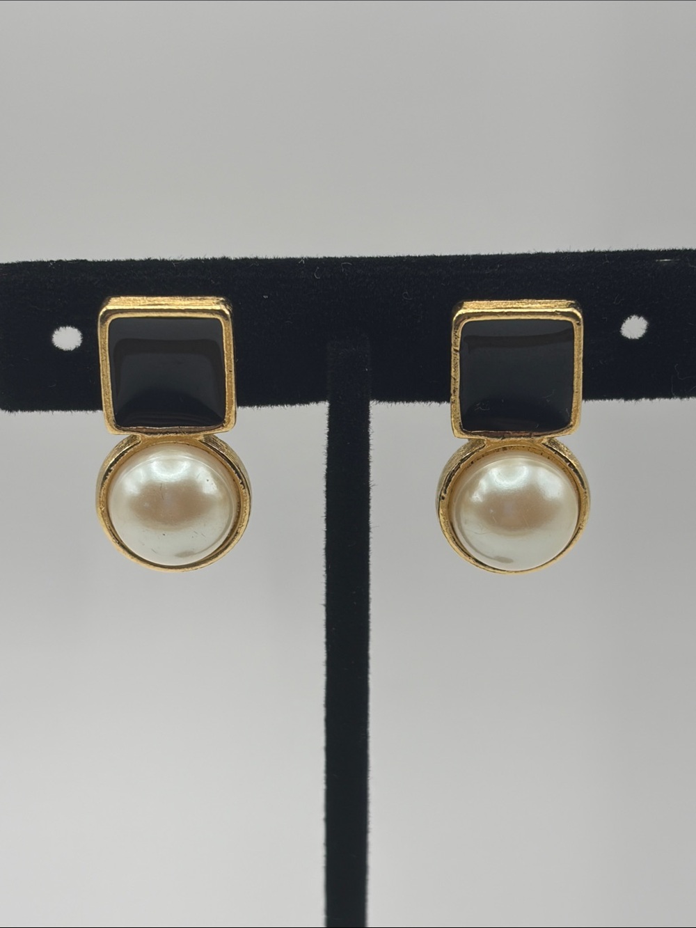 Richelieu Vintage Black Enamel/Faux Pearl Gold Tone Clip On Earrings - Picture 1 of 5